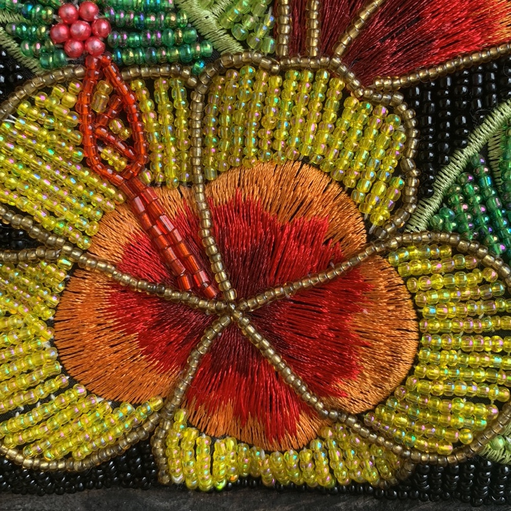 SOLD!!!🌺🌺🌺Beaded Hibiscus Bag 🌺 - Picture 3 of 7